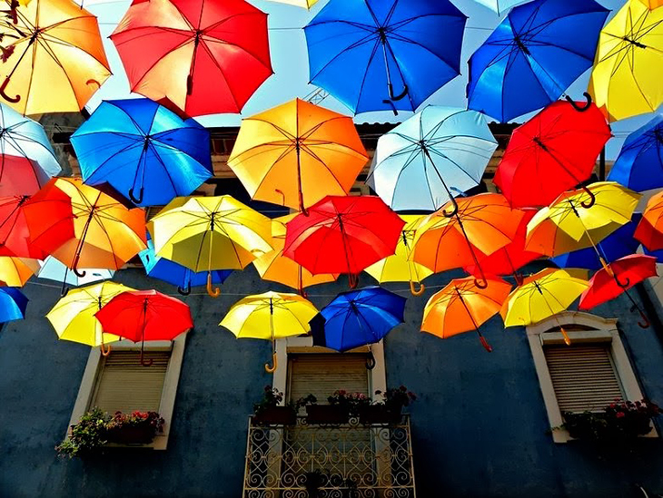 colourful-floating-umbrella-installation-agueda-portugal-art-festival-agitagueda-studio-ivotavares-patricia-almeida-photographer-the-flying-tortoise-002